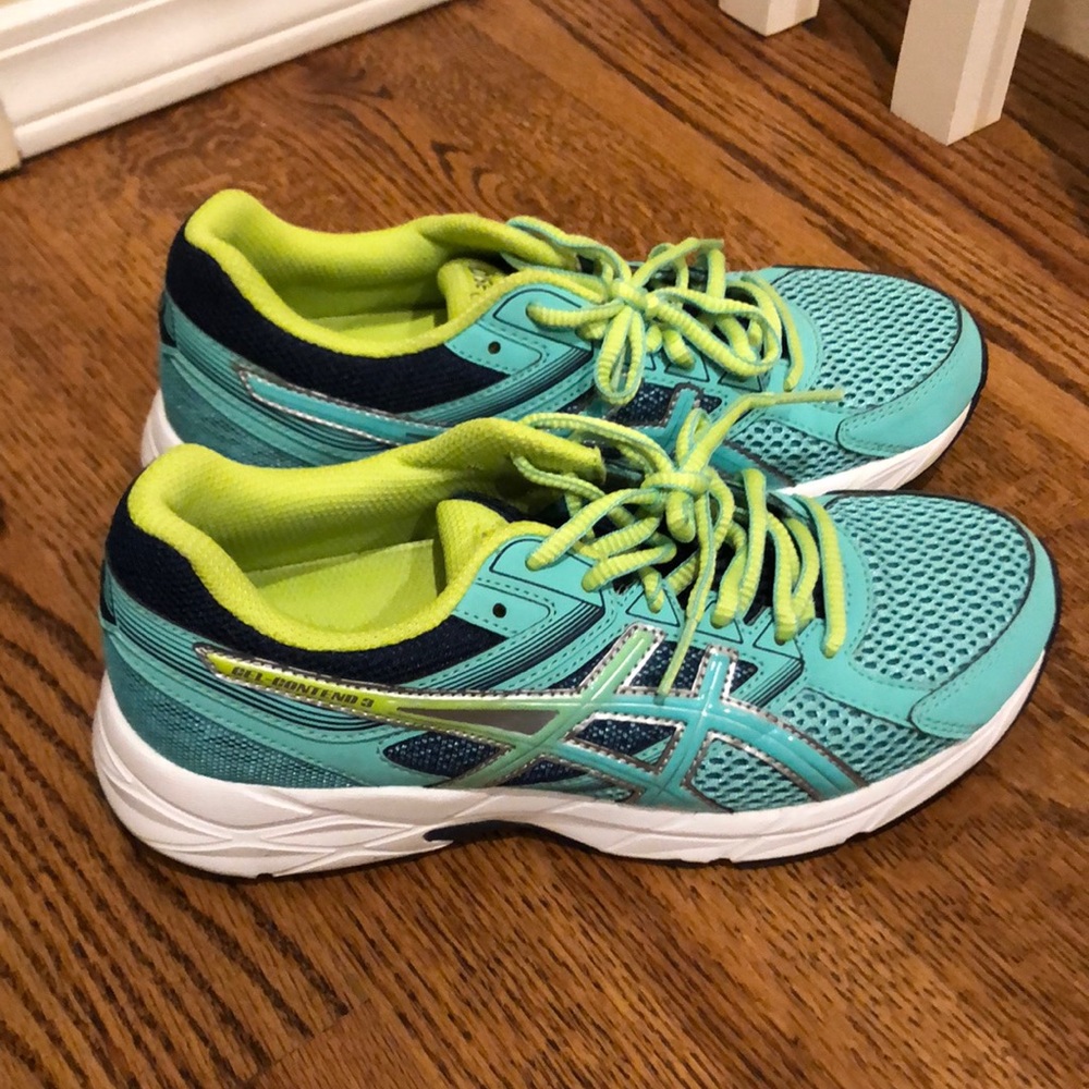 Size 6 Gel Contend 3 Asics Running Shoes like new